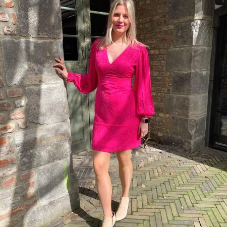Emma laat de outfit die ze droeg tijdens de modeshow nog eens aan jullie zien! ✨ 
Op zoek naar een nieuwe outfit of styling advies? Kom gezellig langs in onze winkel 😊

#a4vrouwenmode #fashion #modeshow #shoplokaal #panningen #outfit #lentecollectie #dress  #pink #hotpink